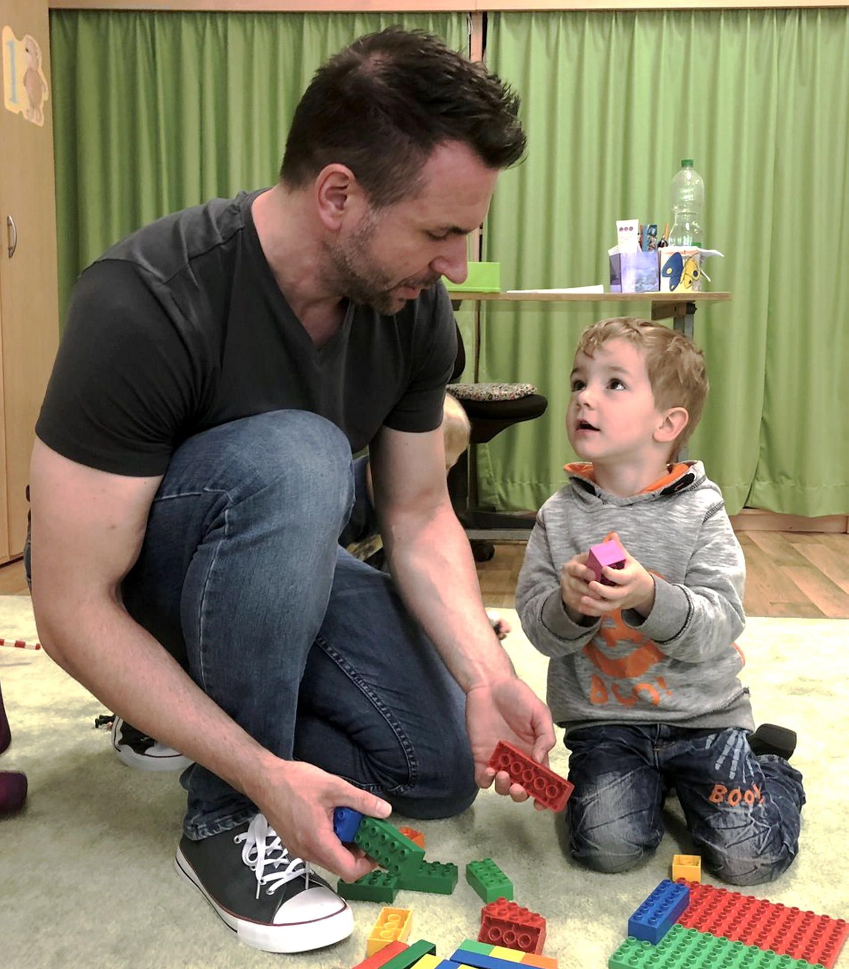 Ralf Gottschalt spielt mit Elias.