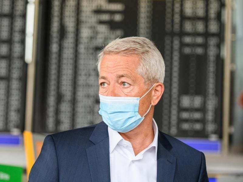 Stefan Schulte, Vorstandsvorsitzender der Fraport AG, steht mit medizinischem Mundschutz im Terminal 1 des Frankfurter Flughafens. Foto: Andreas Arnold/dpa