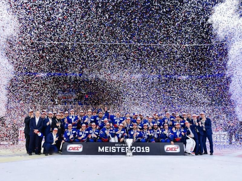 Mannheims Mannschaft feiert den Gewinn der deutschen Meisterschaft. Foto: Uwe Anspach