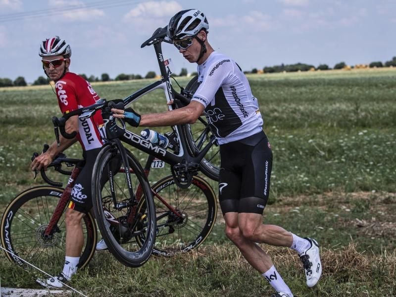 Tour-Favorit Chris Froome (r) landete in einem Straßengraben. Foto: Jeff Pachoud/AFP/AP