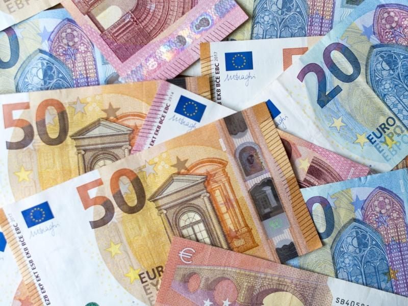 Für die Rückzahlung eines Kredits müssen Kunden genug Geld einplanen. Versicherungen versprechen, bei Unvorhergesehenem zu helfen. Foto: Monika Skolimowska/dpa-Zentralbild/dpa-tmn