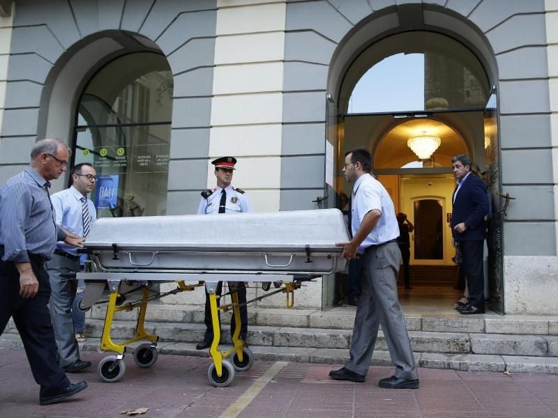 Vor der Exhumierung Dalís wird ein Sarg angeliefert. Foto: Manu Fernandez