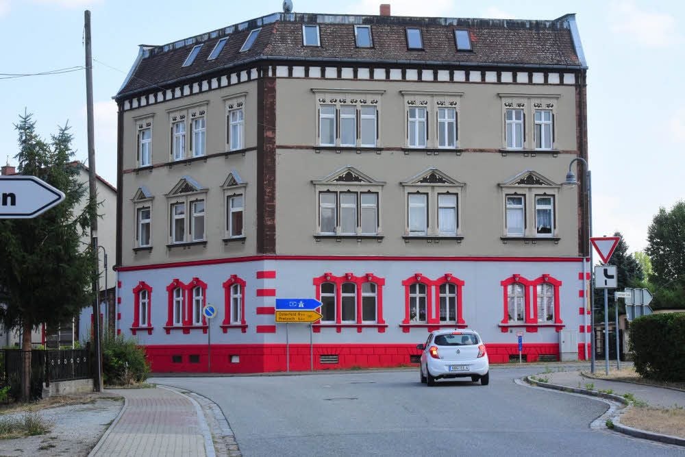 Das ist das auffällig angestrichene Haus in Teuchern.