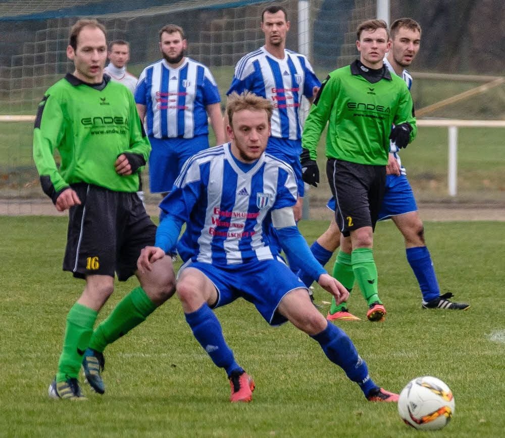 Das Gipfeltreffen in der Fußball-Kreisoberliga Wittenberg zwischen Tabellenführer Turbine Zschornewitz (blau-weiße Trikots) und Verfolger SV Seegrehna 93 endete auf dem Sportplatz am Pöplitzer Weg 2:2.