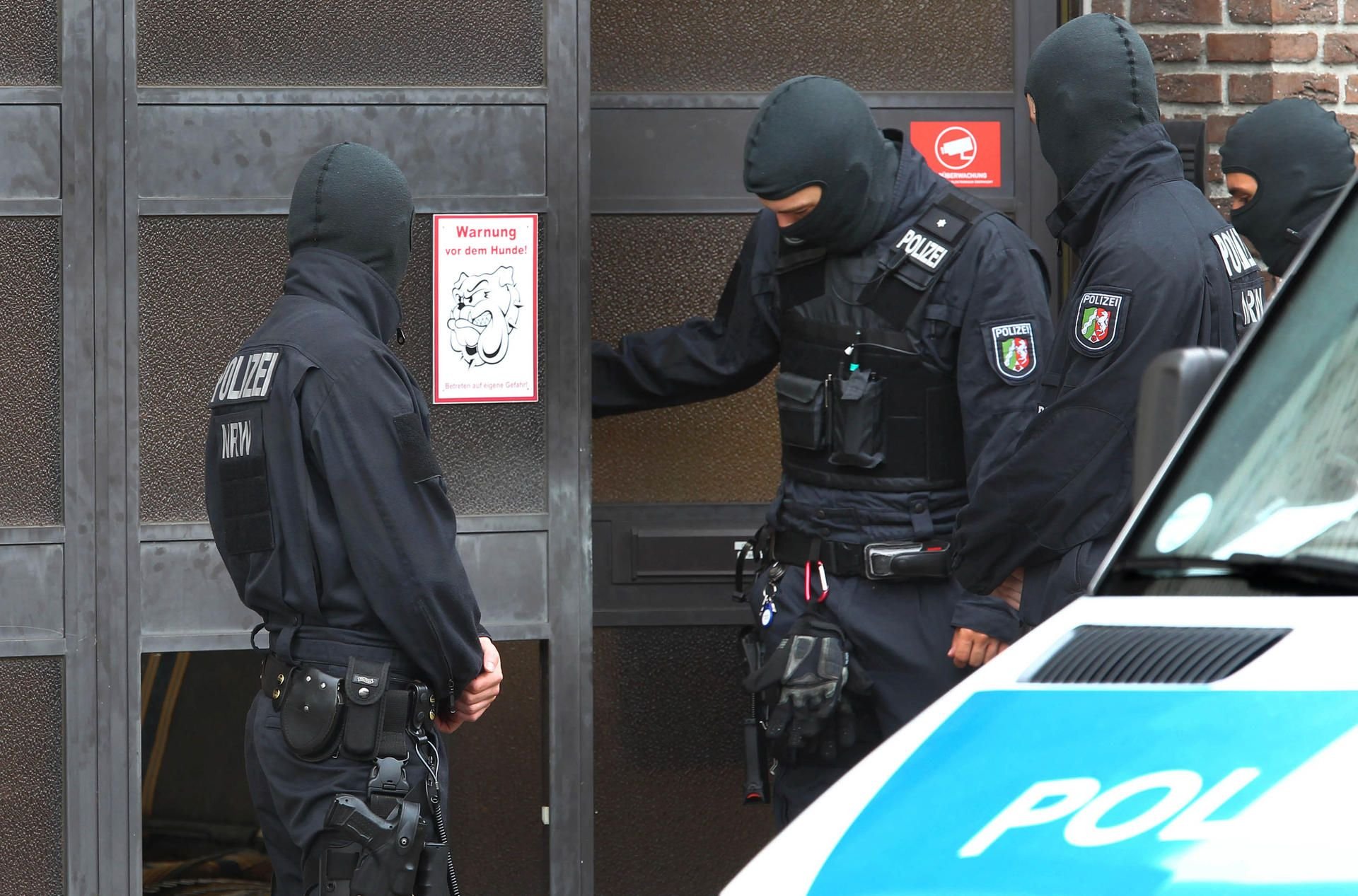 Bei einem Polizeieinsatz mit SEK-Beteiligung gegen Rocker haben Polizisten in Würselen bei Aachen einen angreifenden Hund erschossen