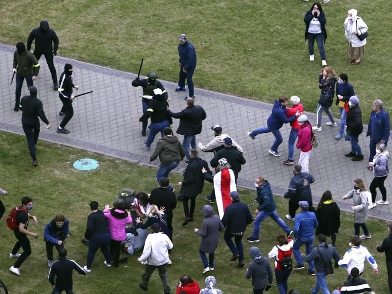 Demonstranten und Polizisten in Zivil geraten in Minsk aneinander. Foto: Uncredited/AP/dpa