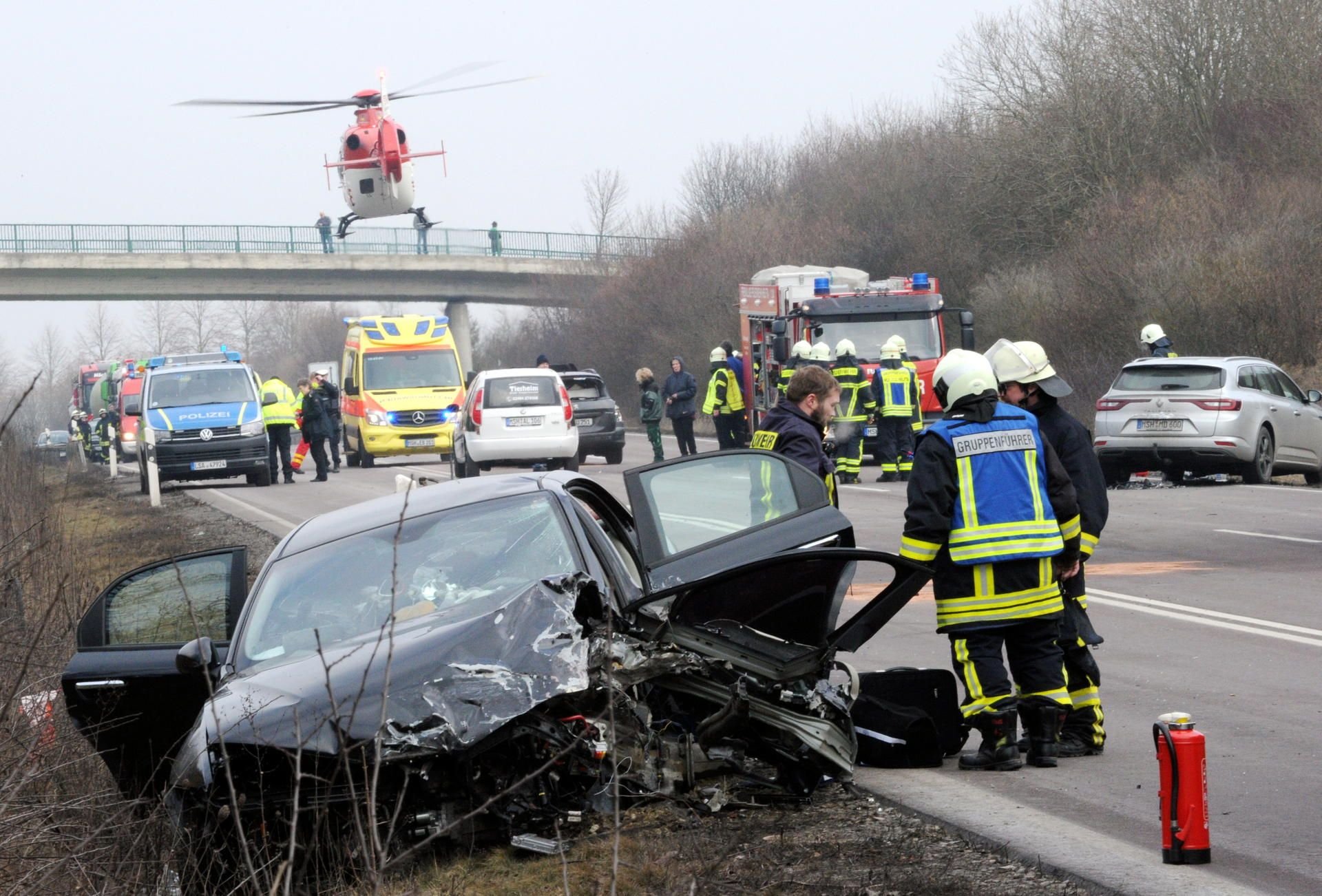 Bei einem schweren Unfall auf der B 180 zwischen den Abzweigen Rothenschirmbach und Bischofrode sind drei Fahrzeuge kollidiert.