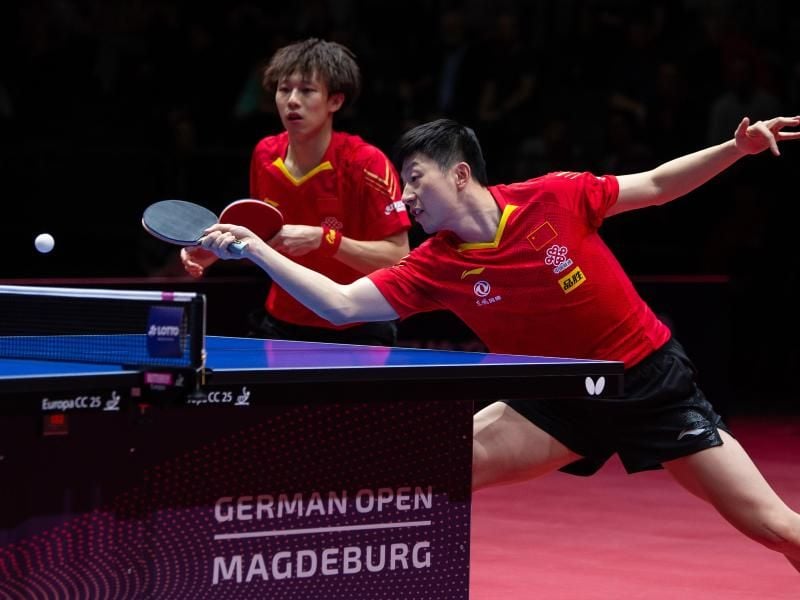 In Deutschlands höchsten Tischtennis-Klassen wird es wegen Corona keine Doppel geben. Foto: Swen Pförtner/dpa