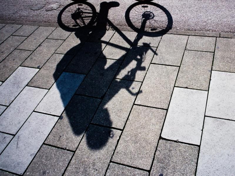 Der Beifahrer eines Autos öffnete die Tür, um einen Radfahrer zu stoppen. Dafür wurde er verurteilt. Foto: Peter Kneffel/dpa