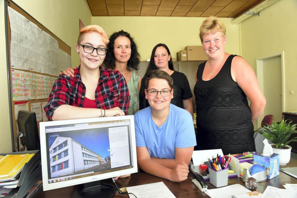 Antonia Krüger, Schulleiterin Anja Lieding, Colin Nachtweih, Patricia Detto und Nadine Beileck, Chefin im Förderverein, haben Grund zur Freude.