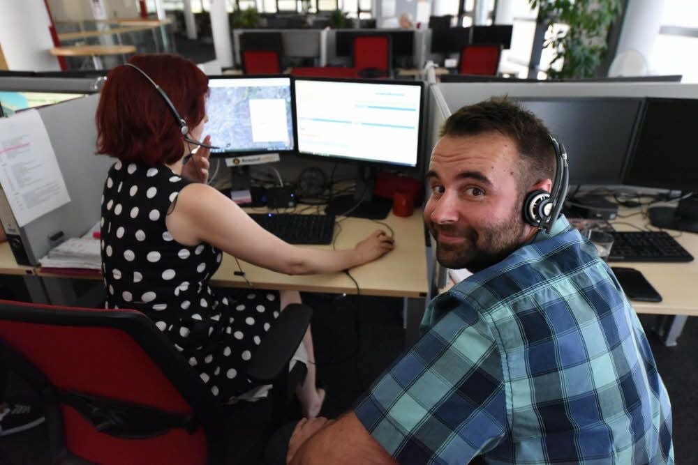 MZ-Redakteur Michael Bertram schaute Katrin Saal bei ihrer Arbeit über die Schulter. Sie hat viel Erfahrung als Mitarbeiterin eines Callcenters.