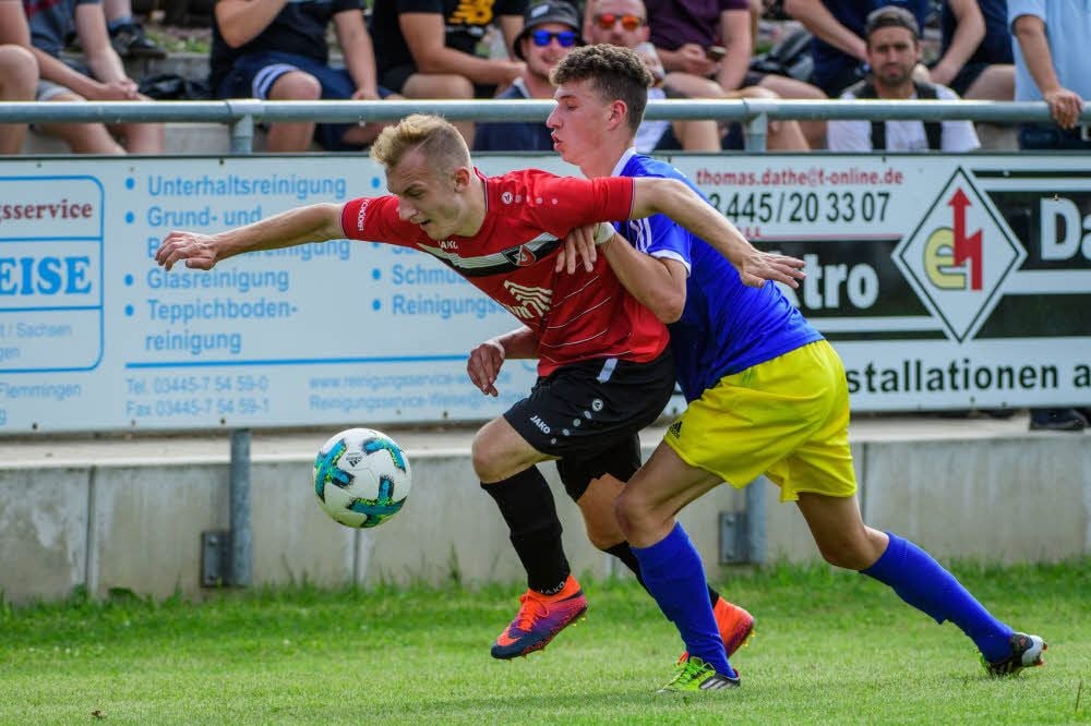 Maximilian Derwel (l.) wird am Sonnabend mit Landesligist SC Naumburg nicht wie zuletzt auf dem Halleschen Anger antreten, sondern wieder im Stadion. An der Saalestraße werden die Friedersdorfer erwartet.