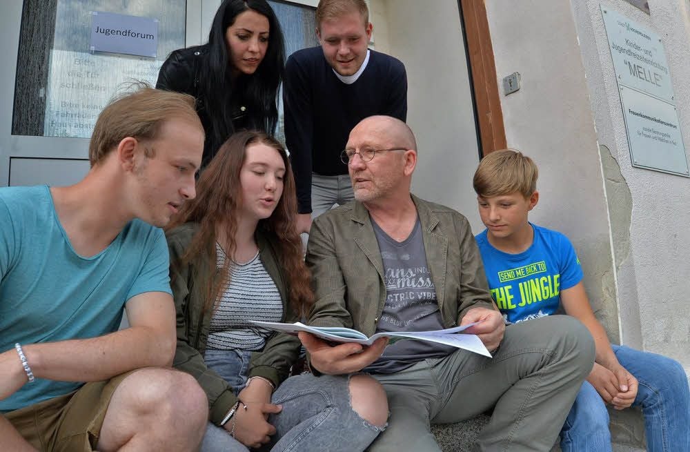 Stadtjugendpfleger Uwe Rothe (2.v.r.) und Marie-Theres Waselewski von der Stiftung Evangelische Jugendhilfe im Gespräch mit Orry, Alisha, Tobias und Leon.