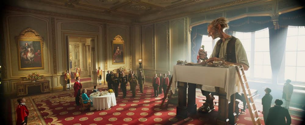 Der Riese (Mark Rylance) und Sophie (Ruby Barnhill) frühstücken bei der Queen (Penelope Wilton) im Palast.