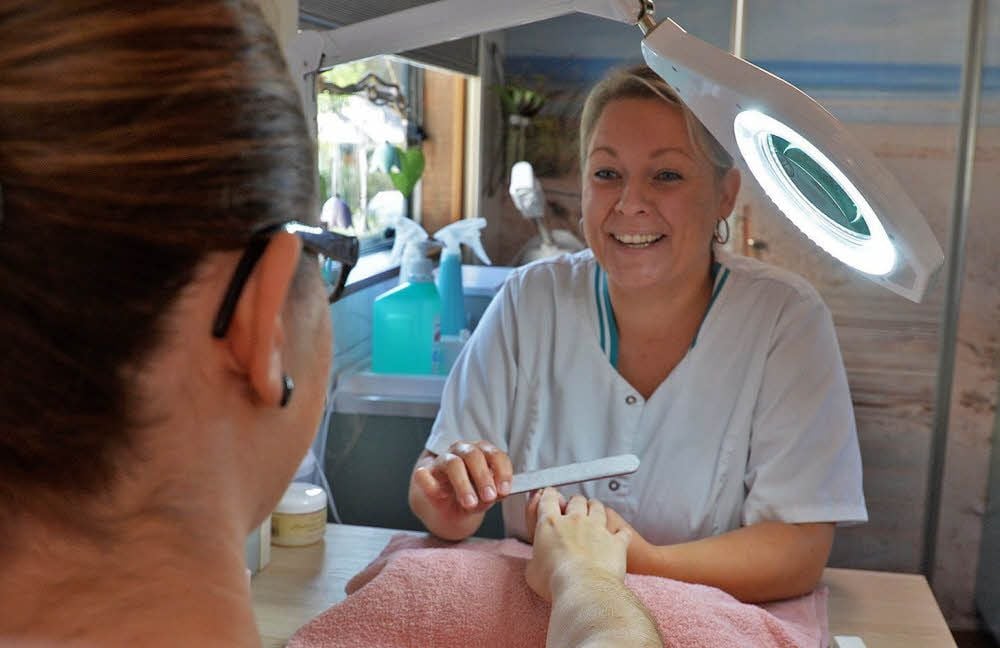Diana Planert hat ihre Arbeit als Altenpflegerin aufgegeben und sich mit einem rollenden Pflegesalon selbstständig gemacht.