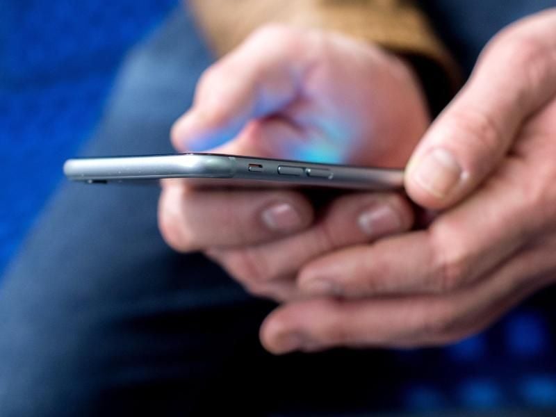 Am 21. Mai veröffentlichte Apple das Betriebssystem-Update iOS 13.5, mit dem auch ein „COVID-19-Kontaktprotokoll” eingeführt wurde. Foto: Hauke-Christian Dittrich/dpa