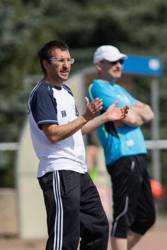 Nebras Trainer Ralf Kretzschmar feuert sein Team an, sah aber eine 0:3-Heimniederlage.