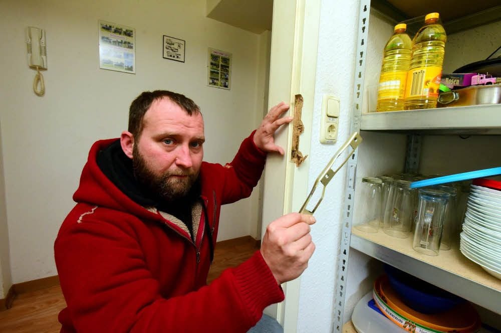 Christian Gaßmann zeigt, wie die Einbrecher die Türen aufbrachen, um in das Gebäude zu gelangen.