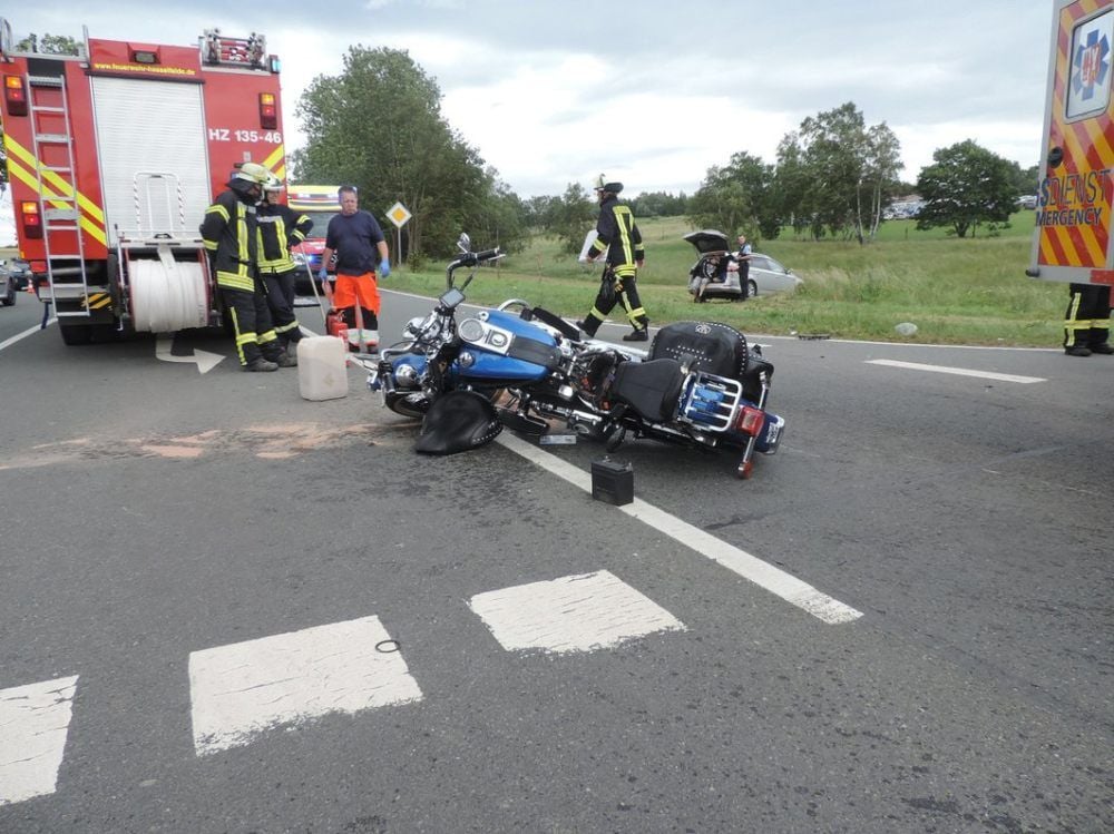 In Hasselfelde kollidierte ein Motorradfahrer mit einem Auto.