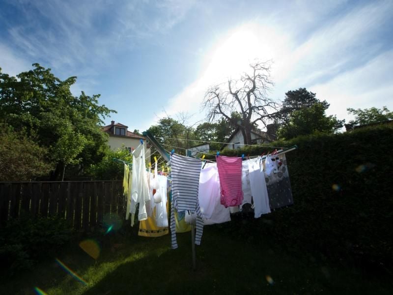 Wäsche knittert weniger, wenn beim Waschen in der Maschine ausreichend Platz zur Verfügung ist und die Wasche sofort nach dem Waschvorgang aufgehangen oder getrocknet wird. Foto: Arno Burgi