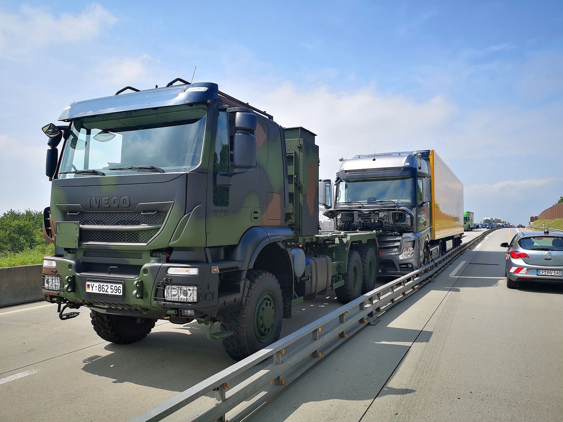 Der Bundeswehr-Lastwagen steht auf der Autobahn 4 vor dem ausgebremsten Sattelzug.