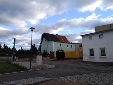 Das Dach eine Hauses wurde in Hohenmölsen von einem anderen Dach getroffen.