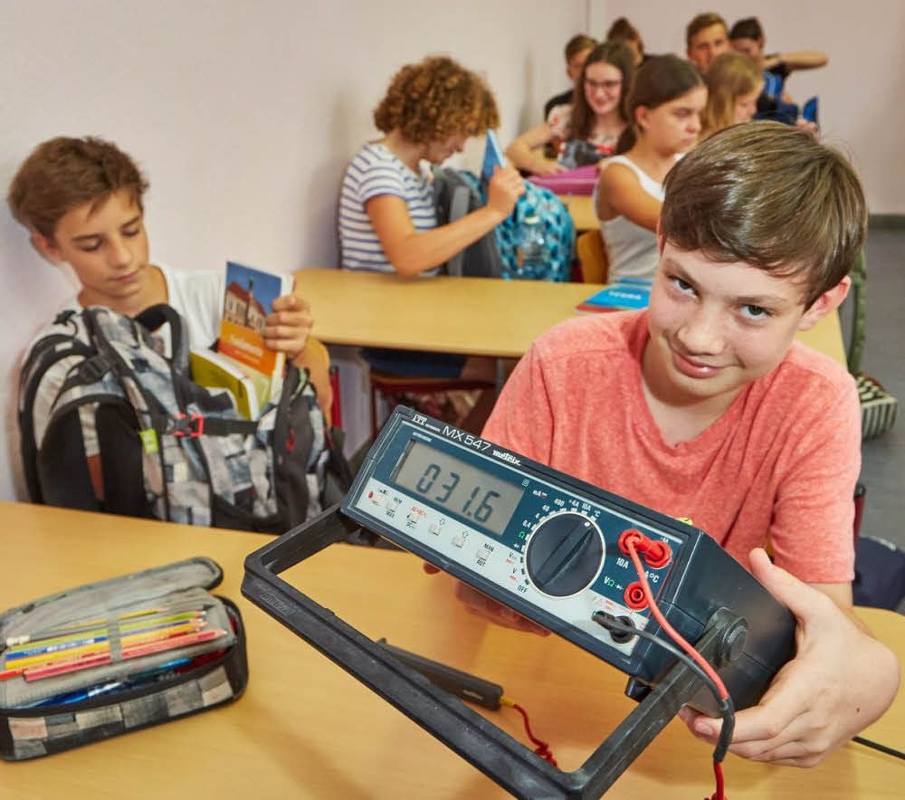 Tom (links) und Arne aus der Klasse 7/2 schwitzen im Unterricht bei 31,6 Grad Celsius. Doch sie dürfen, wie alle anderen Schüler des Gymnasiums Carolinum, wegen der Hitze früher als sonst nach Hause.