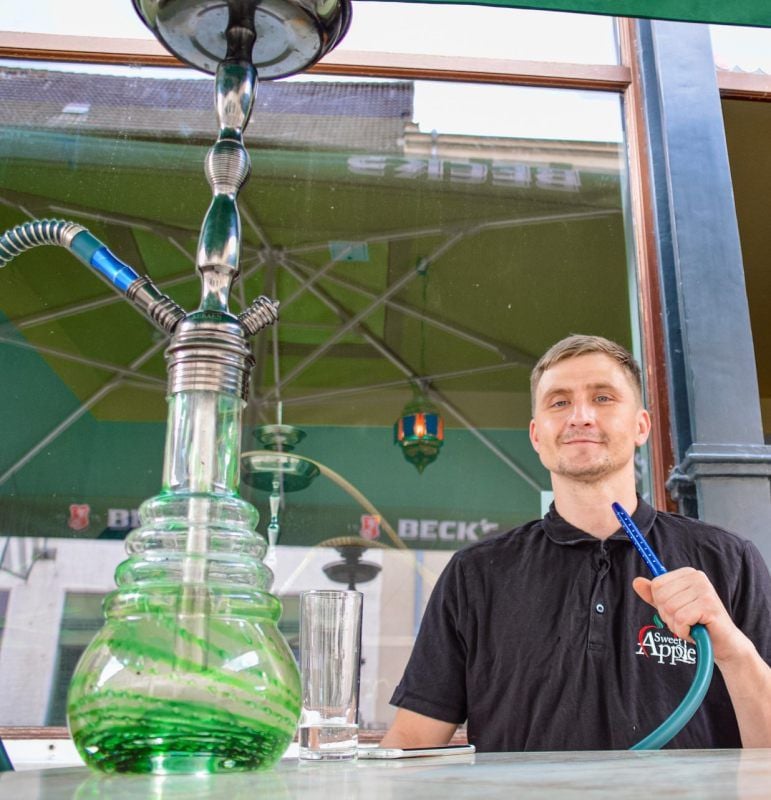 Marco Glöckner vor seiner Shisha-Bar „Sweet Apple“: Er gehört zu den Begünstigten der SKW-Aktion „Groß hilft Klein“, mit der Wittenberger Unternehmen in der Coronakrise unterstützt wurden.