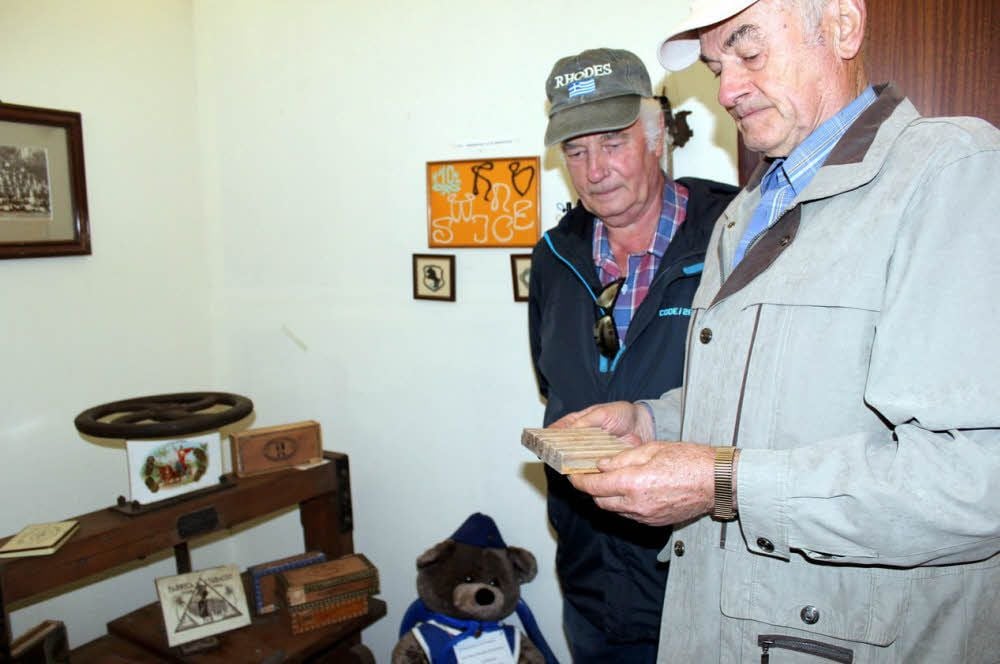 Karl-Heinz Richter und Peter Schulze (v.r.) bewunderten in der Schweinitz neben anderem die ausgefeilten Formen für die Zigarrenherstellung.