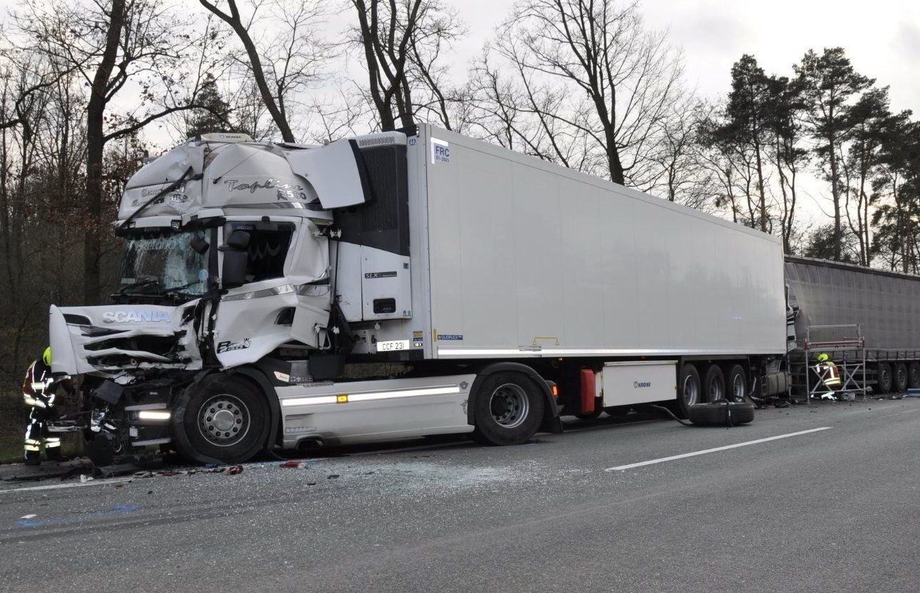 Fürstenwalde: Nach einem Unfall stehen mehrerer Lastwagen auf der A12 auf Höhe Fürstenwalde West in Richtung Polen.
