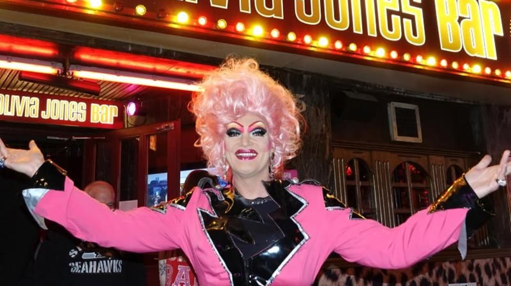 Olivia Jones steht auf der Hamburger Reeperbahn. Foto: Magdalena Tröndle/dpa/Archivbild
