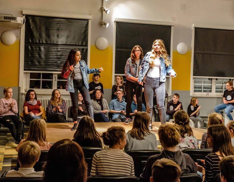 Auf der Bühne im Lucas-Cranach-Gymnasium gab es neben Musik und Tanz auch Improvisationstheater.