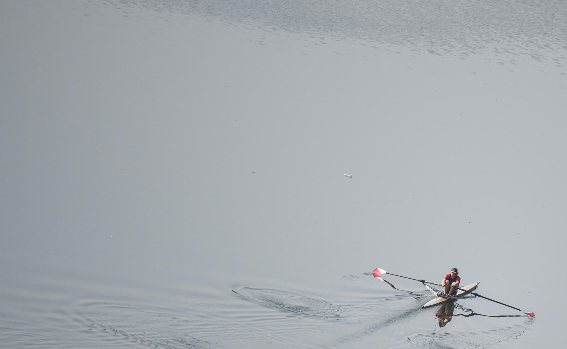 Ein Ruderer ist auf einem Fluss unterwegs. (Symbolbild)