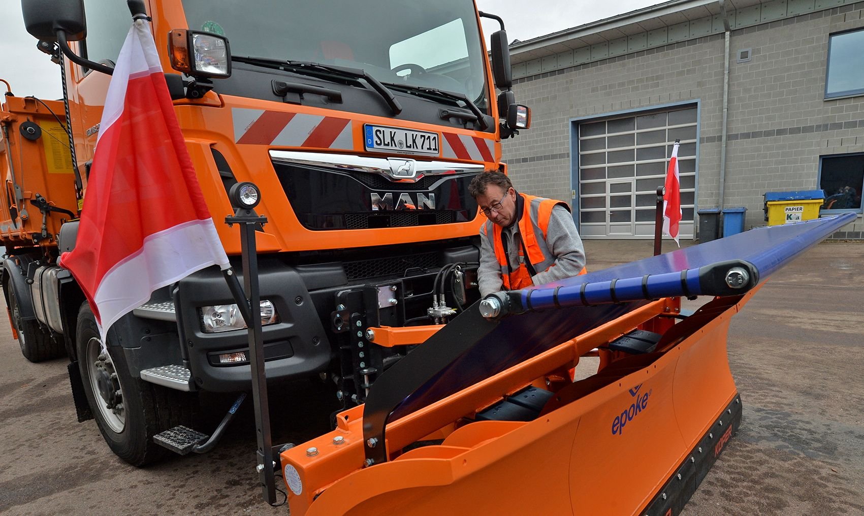 Dieses Räumfahrzeug für den Winterdienst gehört dem Kreiswirtschaftsbetrieb Des Salzlandkreises