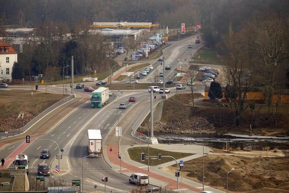 Die neue Muldebrücke und das Rondell, über das Fahrer in die Wasserstadt abbiegen können.