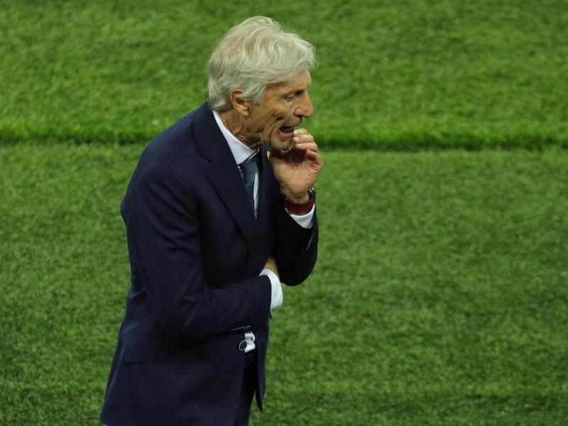 Kolumbiens Trainer José Pékerman hat die Niederlage Kolumbiens im Elfmeterschießen zu verarbeiten. Foto: Christian Charisius