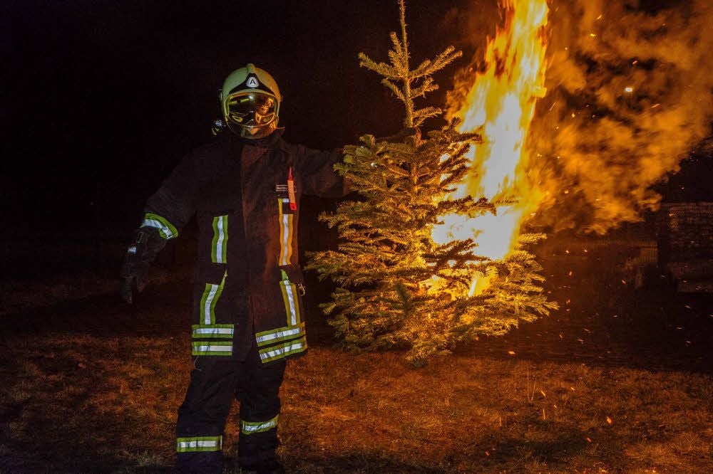 Am Wochenende gehen in vielen Orten Weihnachtsbäume im Beisein der Freiwilligen Feuerwehren in Flammen auf.