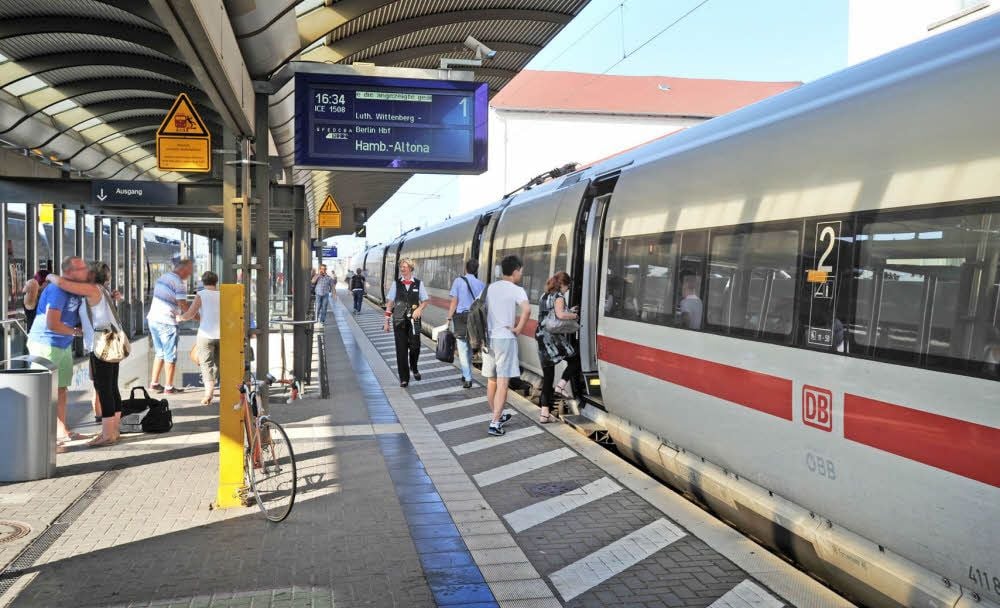 Noch hält der ICE 1508 in Bitterfeld. Ab Ende September fährt der Zug wegen Bauarbeiten nach Berlin durch. Wie andere ICE auch.
