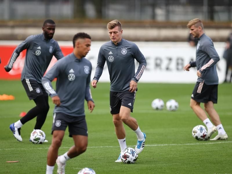 Toni Kroos (M) bei Training der Nationalmannschaft in Stuttgart. Foto: Christian Charisius/dpa