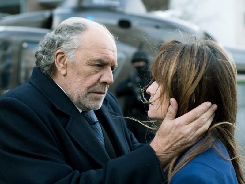 Borchert (Christian Kohlund) kümmert sich um seine Chefin Dominique Kuster (Ina Paule Klink). Foto: ARD Degeto/Roland Suso Richter/dpa