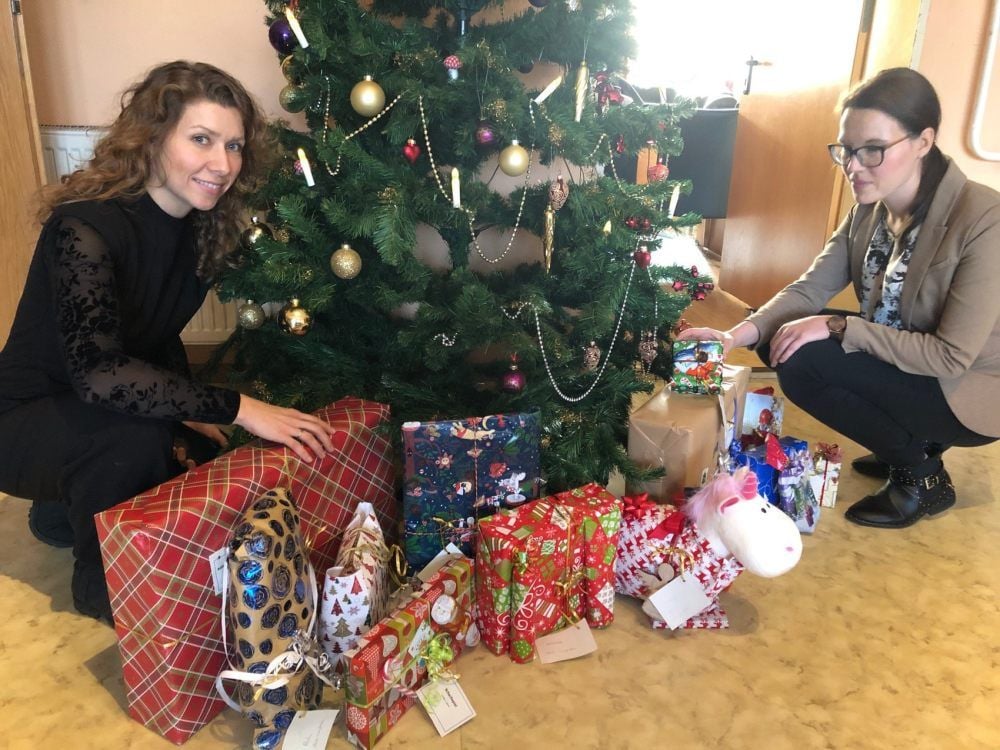 Anja Körner (li.) und Nicole Schneider verteilen die Geschenke für die Heimkinder schon mal probeweise unterm Weihnachtsbaum.