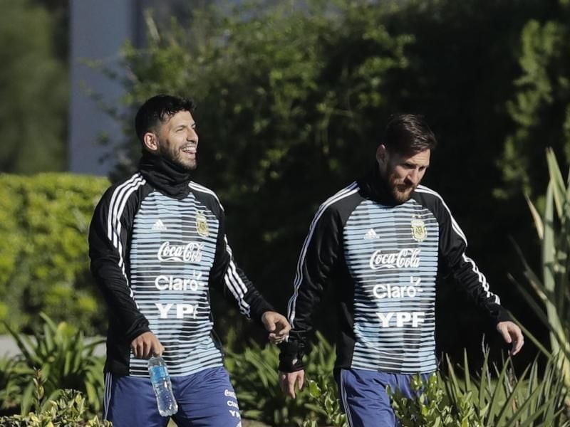 Zwei, die sich mögen: Sergio Agüero (l) und Lionel Messi. Foto: Victor R. Caivano/AP