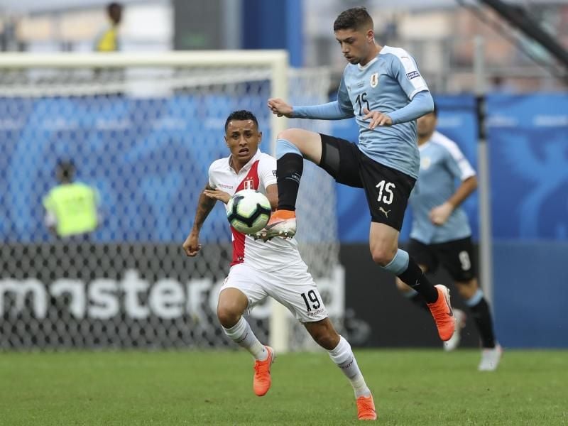 Uruguays Federico Valverde (r) kontrolliert den Ball neben dem Peruaner Victor Yotun. Foto: Ricardo Mazalan/AP