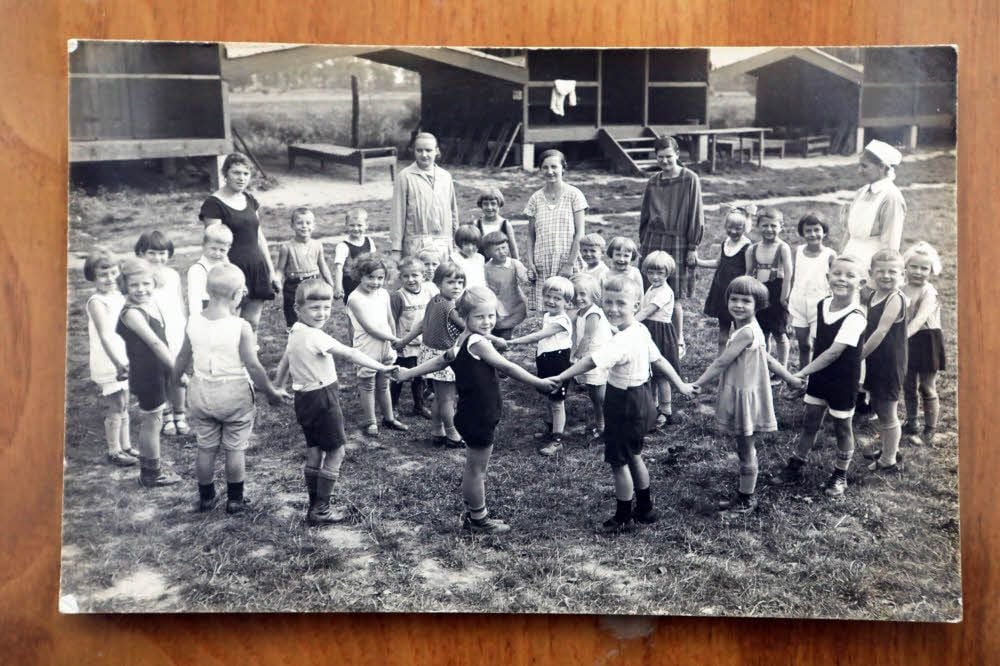 Vor mehr als 90 Jahren: Der evangelische Kindergarten aus der Fürstenstraße (heute Friedrich-Naumann-Straße) ist zu Besuch im Licht-, Luft- und Sonnenbad im Vorderen Tiergarten.