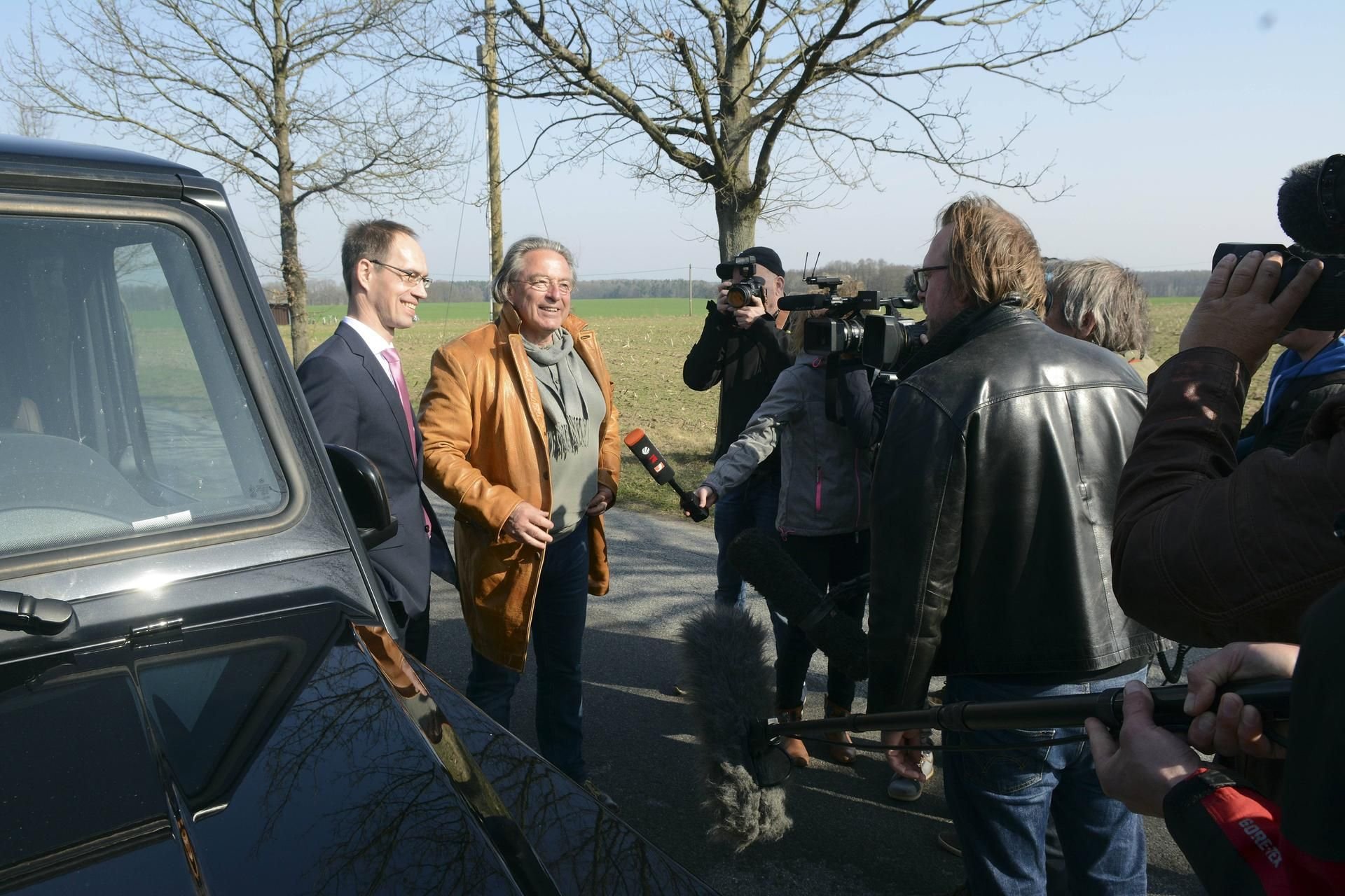Der Anwalt der Vorbesitzerin Waltraud Szustak und Peter-Michael Diestel, Anwalt von Günther Krause sprechen im April 2018 mit Journalisten.