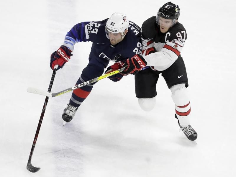 Die US-Amerikaner um Alec Martinez (l) gewannen das Spiel um Platz drei gegen Kanada. Foto: Petr David Josek/AP