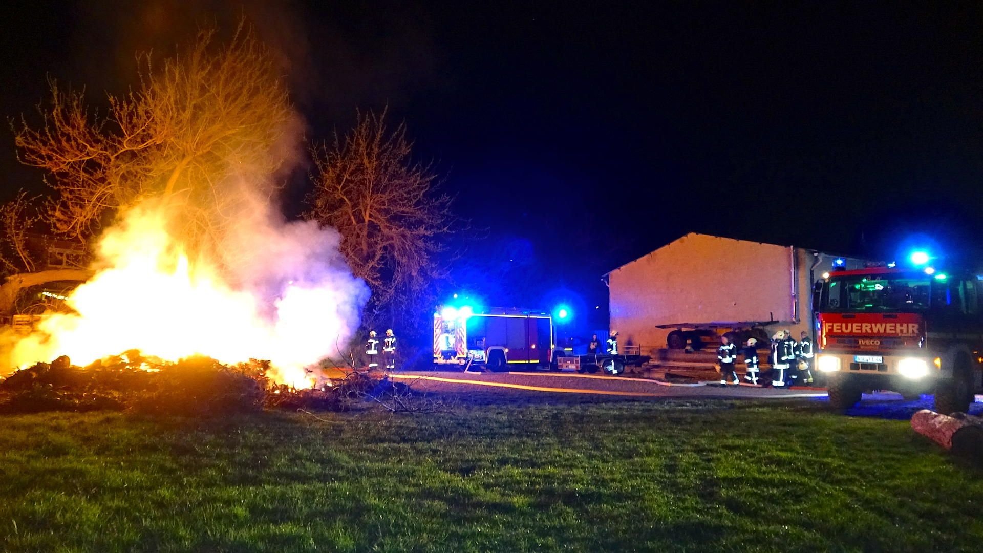 Rund 20 Einsatzkräfte der Feuerwehr Egeln in der Nacht sicherten das Feuer ab.