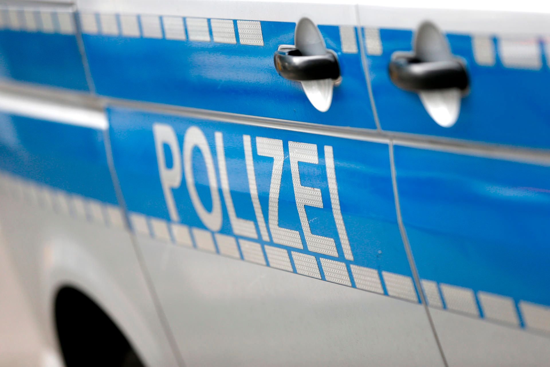 Es sei den Polizisten nicht mehr gelungen, den Gefangenen rechtzeitig wegzuziehen.