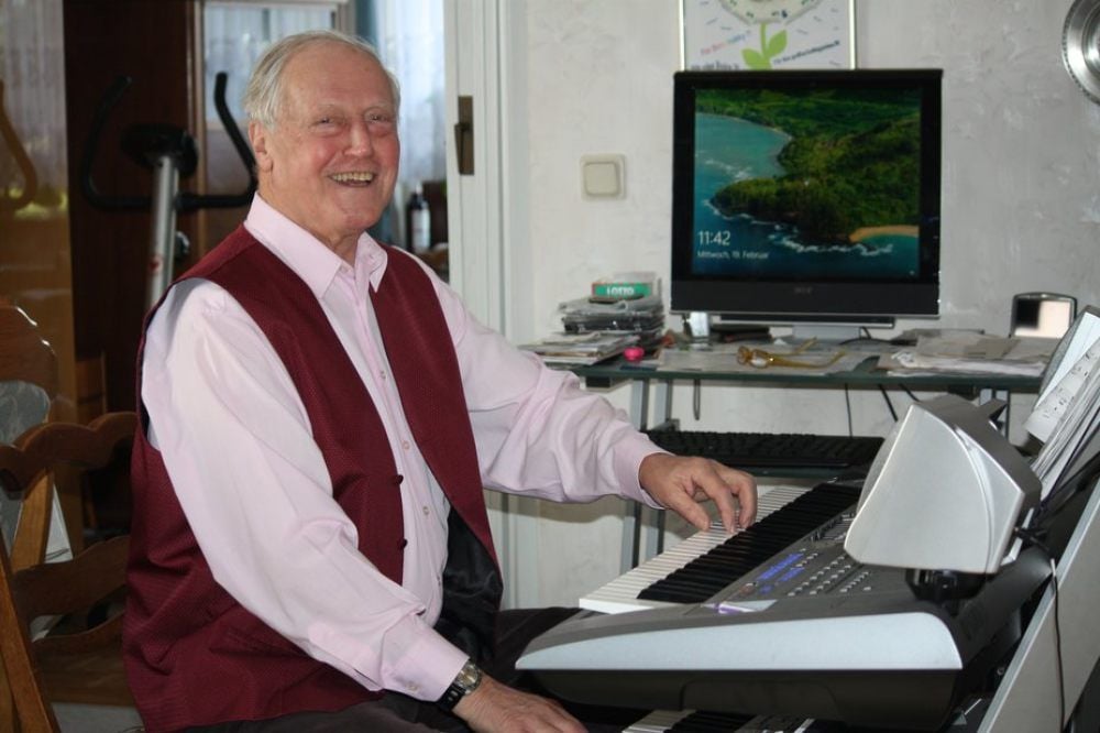 Der Siersleber Musiklehrer Wolfgang Schuchert an seinem Keyboard