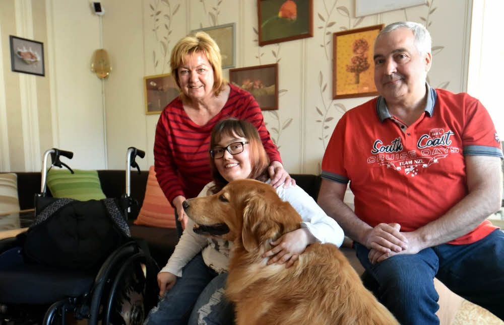 Silke (li.) und Heiko Schott mit ihrer Tochter Anne. Treuer Begleiter der Familie ist Cayun, ein Hund der Rasse Hovawart.
